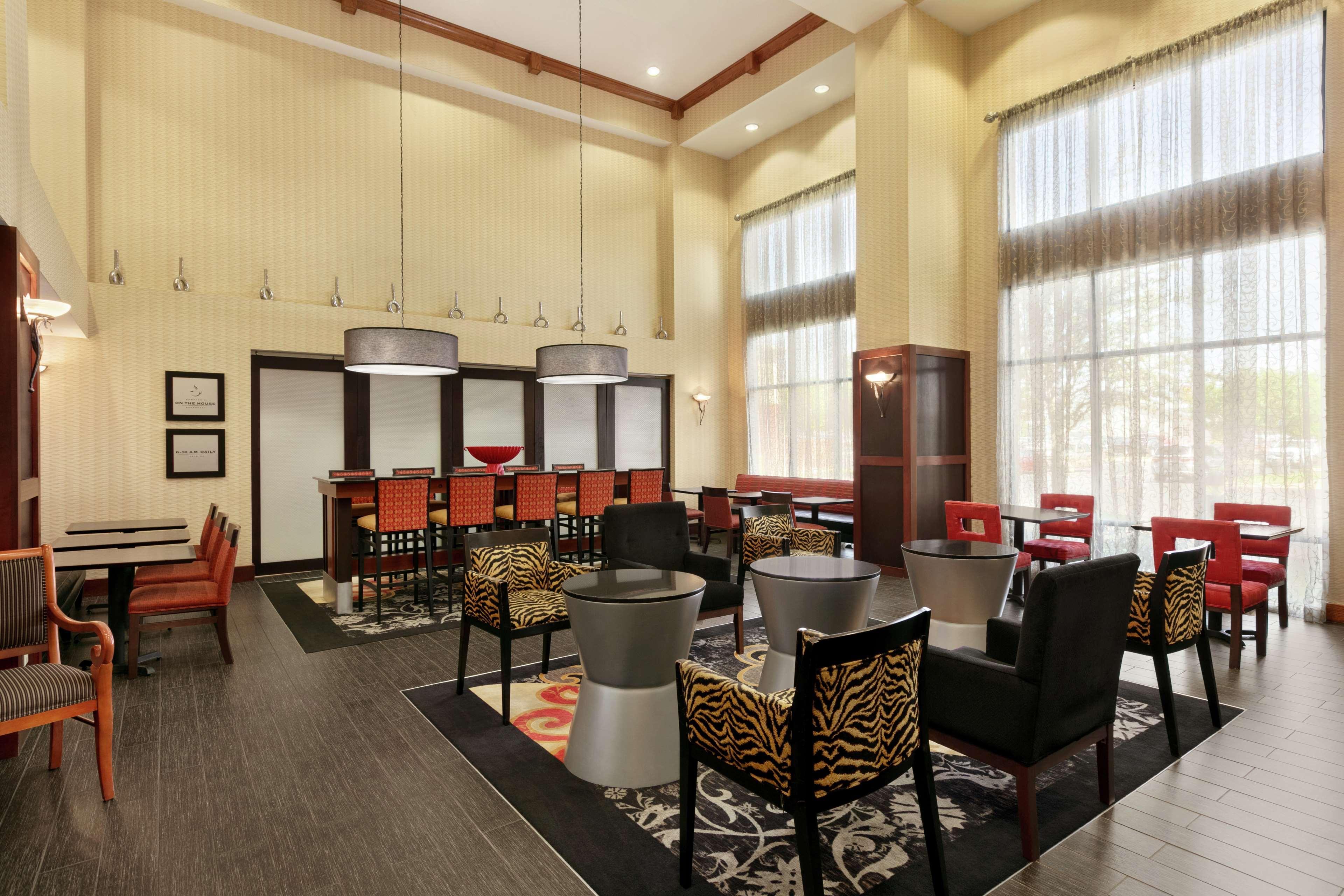Hampton Inn & Suites Лотон Екстер'єр фото