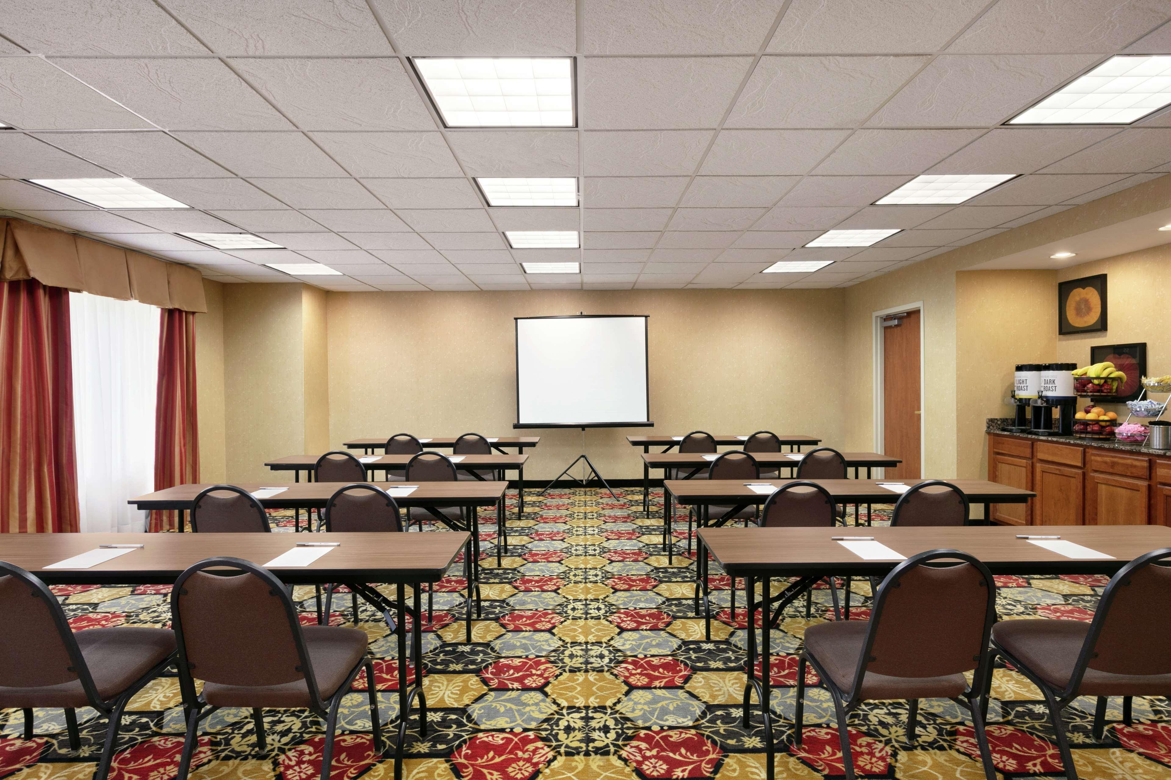 Hampton Inn & Suites Лотон Екстер'єр фото