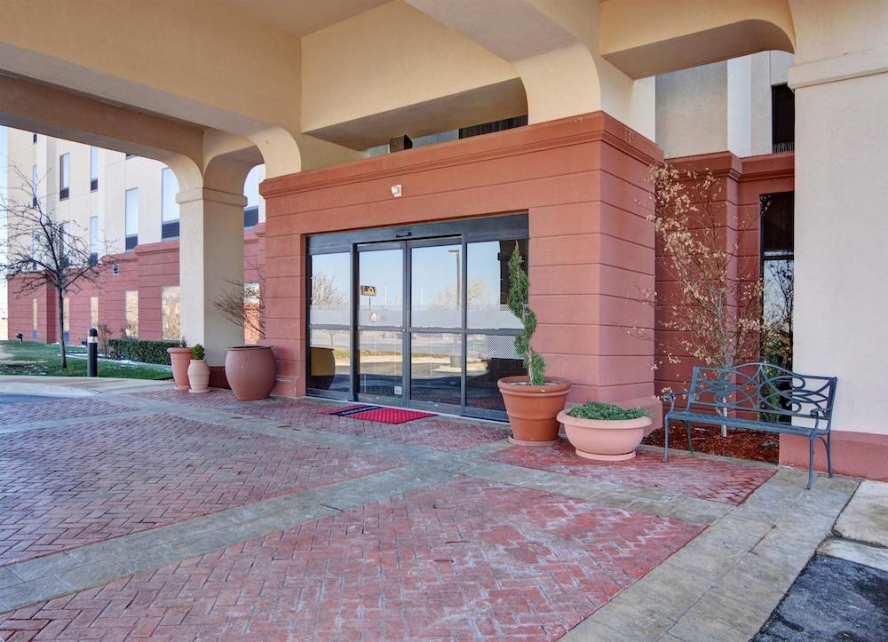 Hampton Inn & Suites Лотон Екстер'єр фото
