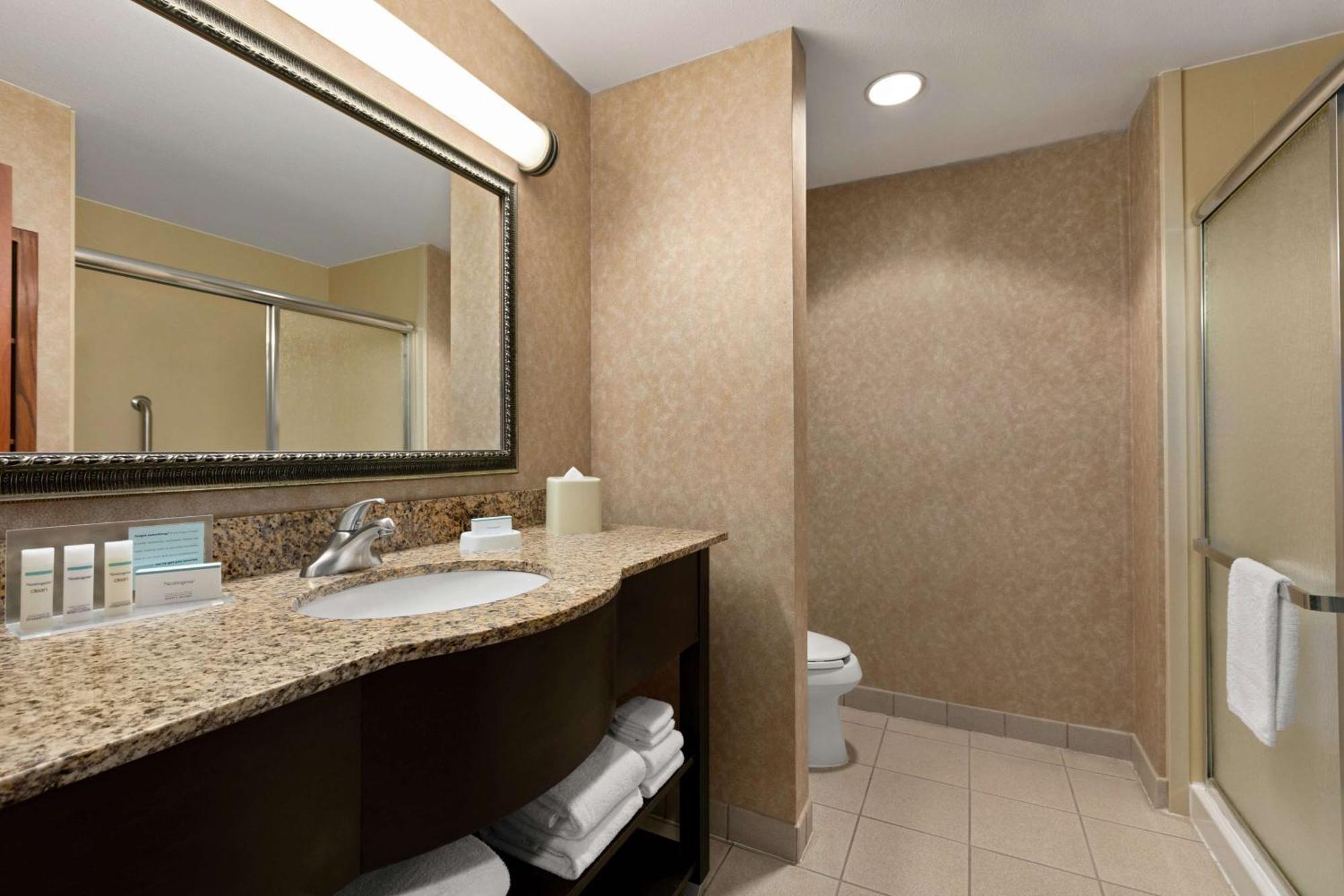 Hampton Inn & Suites Лотон Екстер'єр фото
