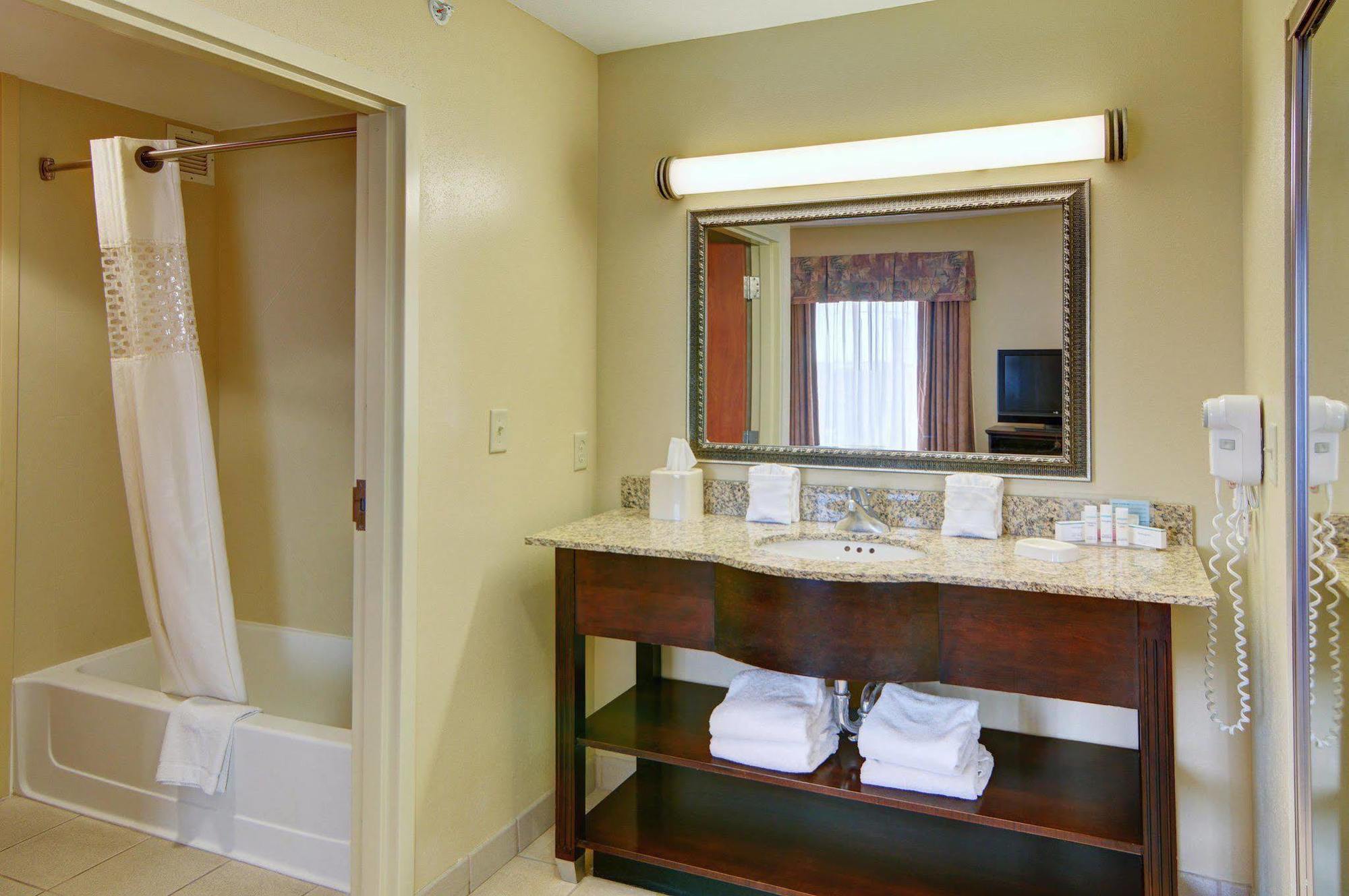 Hampton Inn & Suites Лотон Екстер'єр фото